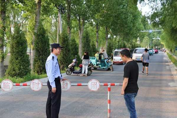 三关庙小学携手民警坚守护学岗(图1) 三关庙小学携手民警坚守护学岗(图1)
