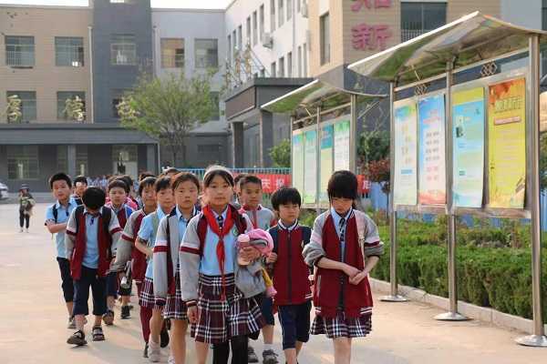 三关庙小学携手民警坚守护学岗(图2) 三关庙小学携手民警坚守护学岗(图2)