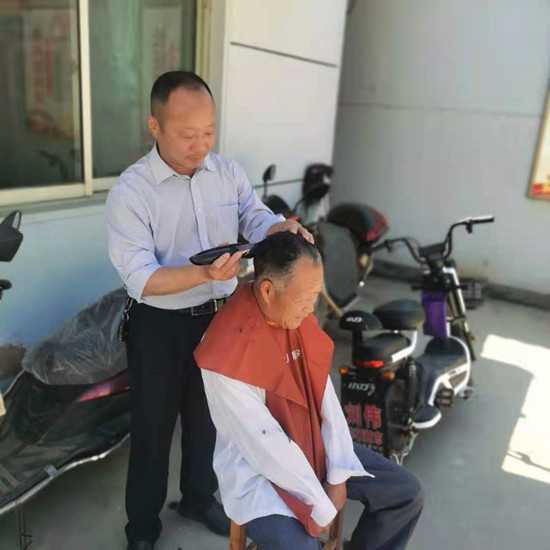 学党史  我为群众办实事义务理发暖人心(图1)
