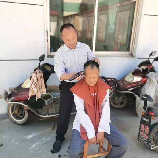 学党史  我为群众办实事义务理发暖人心(图2)