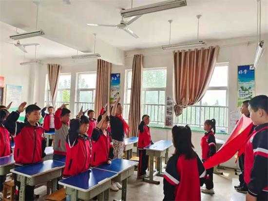 希望小学开展“我向党旗敬个礼”活动(图2)