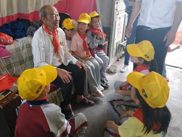 听老兵讲述红色故事(图1)