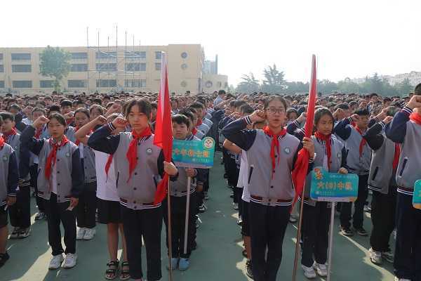 兴蒙学校举行“防溺水安全教育” 宣誓签名活动(图2)
