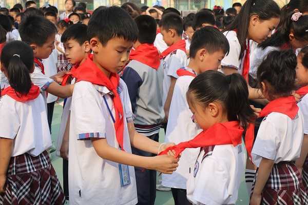 兴蒙学校举行“红领巾 心向党”新队员入队仪式(图3)