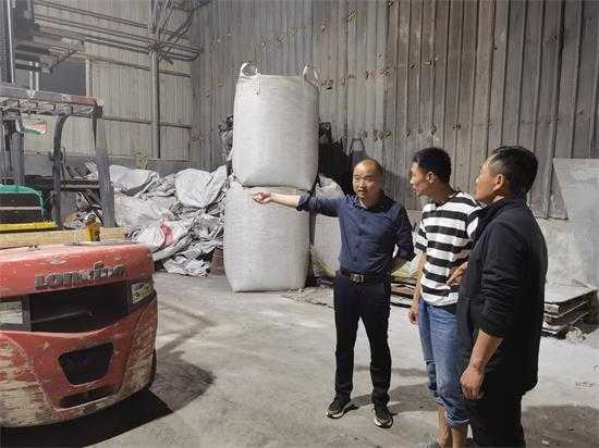 开展夜查行动 实现全天候安全监管(图1)