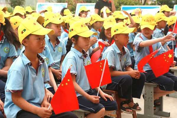 卫康集团党委公益活动走进孝爱古城小学(图2) 卫康集团党委公益活动走进孝爱古城小学(图2)