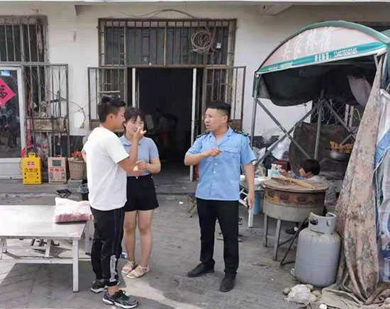 环保宣传进集市 生态理念入民心(图2) 环保宣传进集市 生态理念入民心(图2)