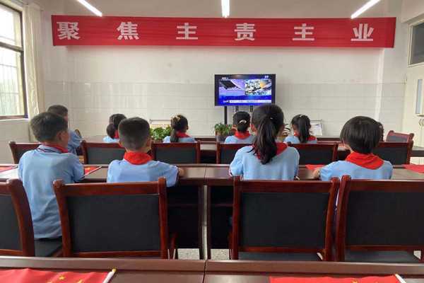 固城小学观看神州十二号载人飞船发射(图1)