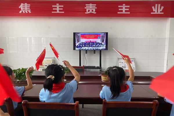 固城小学观看神州十二号载人飞船发射(图2)