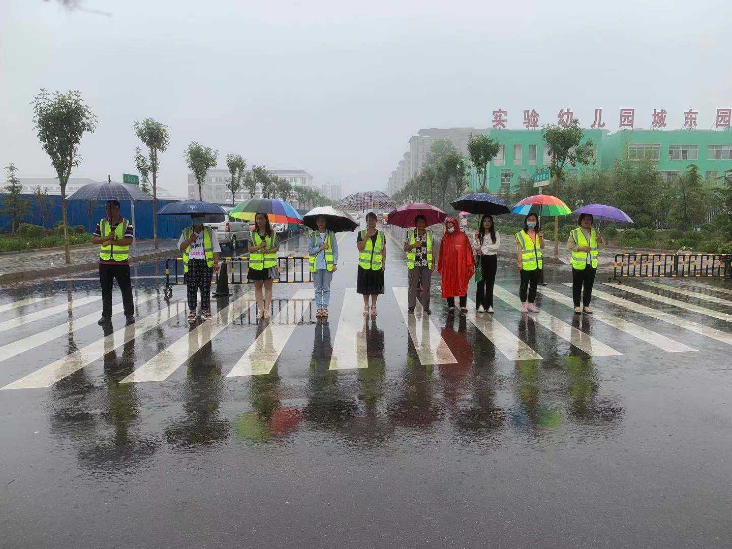 最美志愿者 为爱撑把伞(图1) 最美志愿者 为爱撑把伞(图1)
