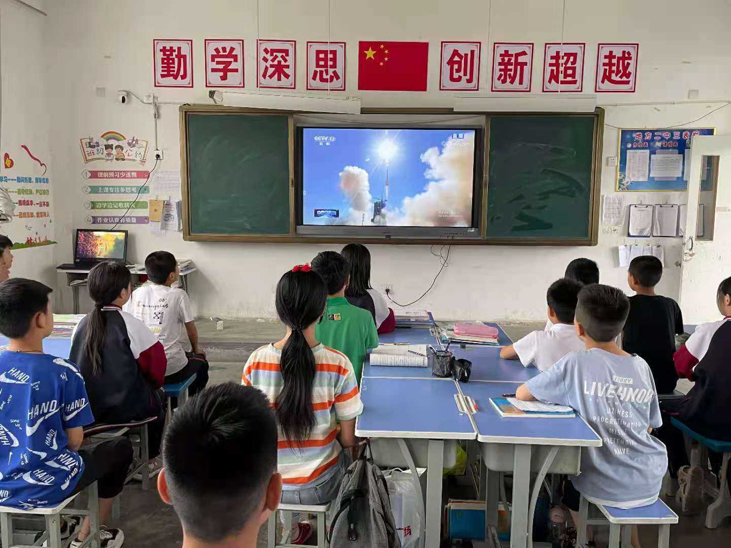 地方二中师生观看神舟十二号飞船发射直播(图1) 地方二中师生观看神舟十二号飞船发射直播(图1)