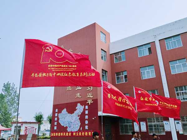 红旗指引地方镇师生奋发前行(图1) 红旗指引地方镇师生奋发前行(图1)