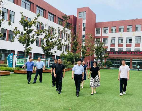 曹兆清到平邑县第四实验小学调研(图1) 曹兆清到平邑县第四实验小学调研(图1)