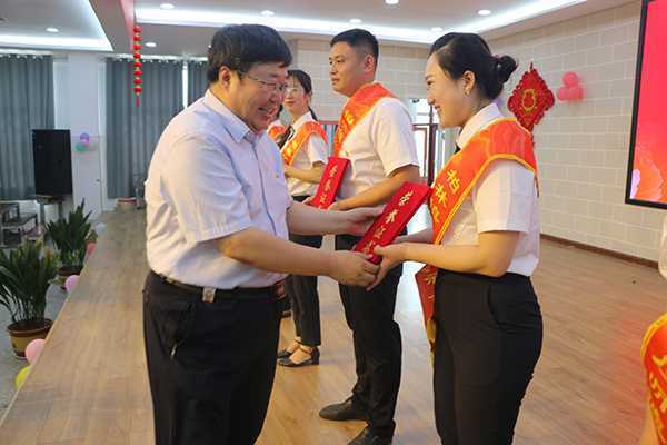 柏林镇中心校召开庆祝建党一百周年暨表彰大会(图2)