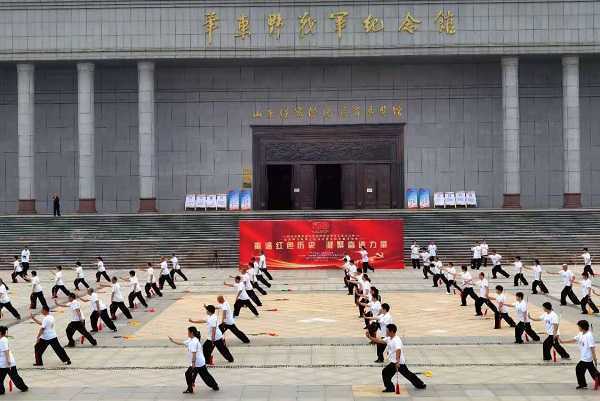 重温红色历史 凝聚奋进力量(图1) 重温红色历史 凝聚奋进力量(图1)