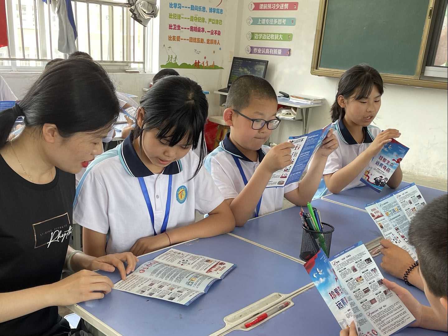 地方二中开展国际禁毒日宣传教育活动(图1) 地方二中开展国际禁毒日宣传教育活动(图1)