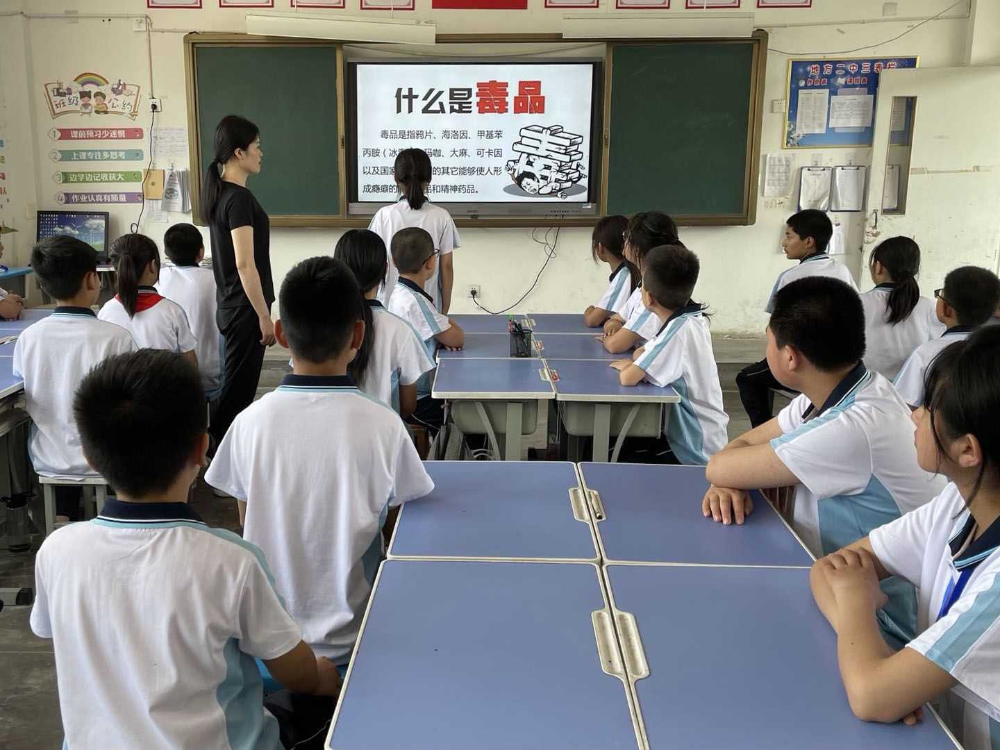 地方二中开展国际禁毒日宣传教育活动(图2) 地方二中开展国际禁毒日宣传教育活动(图2)