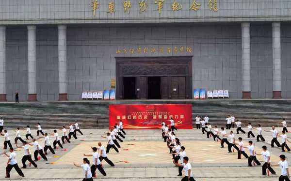 临沂市杨式太极拳在华东野战军纪念馆举行(图1) 临沂市杨式太极拳在华东野战军纪念馆举行(图1)
