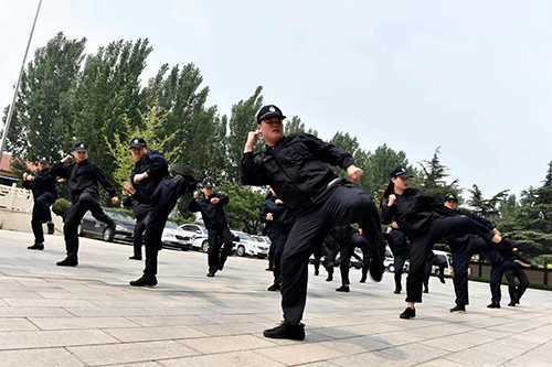 平邑:媒体记者看教育整顿活动走进平邑县法院(图3) 平邑:媒体记者看教育整顿活动走进平邑县法院(图3)