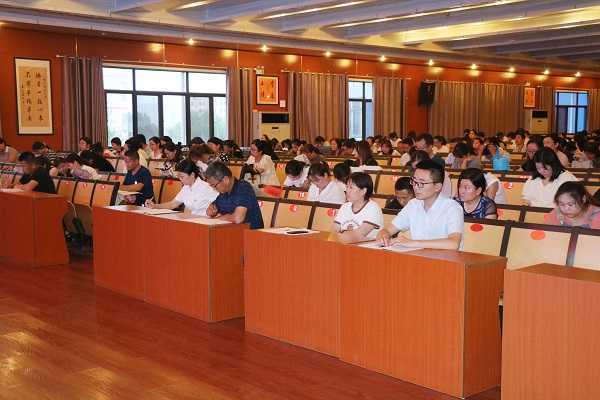 兴蒙学校召开“正师风 铸师魂”师德建设专题教育培训会(图3) 兴蒙学校召开“正师风 铸师魂”师德建设专题教育培训会(图3)