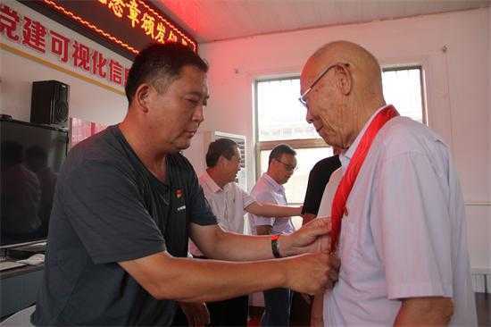 颛臾社管委举行纪念章颁发仪式(图1)