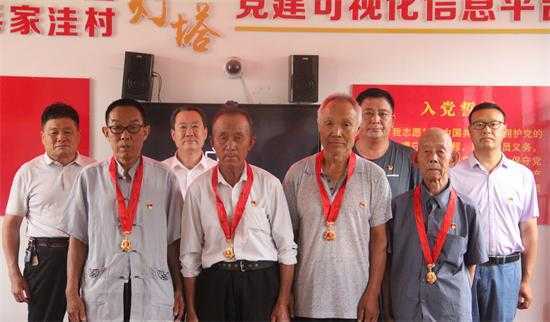 颛臾社管委举行纪念章颁发仪式(图2)
