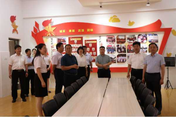 学校调研促发展 领导视察暖心怀(图2)