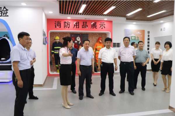 学校调研促发展 领导视察暖心怀(图3)