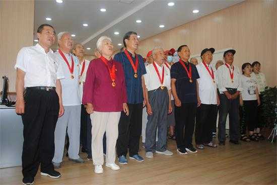 平邑街道离退休干部党总支举行 “光荣在党50年”纪念章颁发仪式(图2)