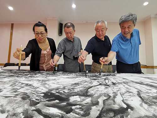 春风浩荡:中国画名家走进莱钢美术作品展览启幕(图4) 春风浩荡:中国画名家走进莱钢美术作品展览启幕(图4)