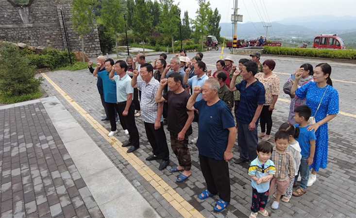 临沂蒙阴：千斤蜜桃拼出党旗图案 献礼建党百年华诞(图5)