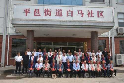 平邑街道白马社管委举行“光荣在党”50周年纪念章颁授仪式(图3) 平邑街道白马社管委举行“光荣在党”50周年纪念章颁授仪式(图3)