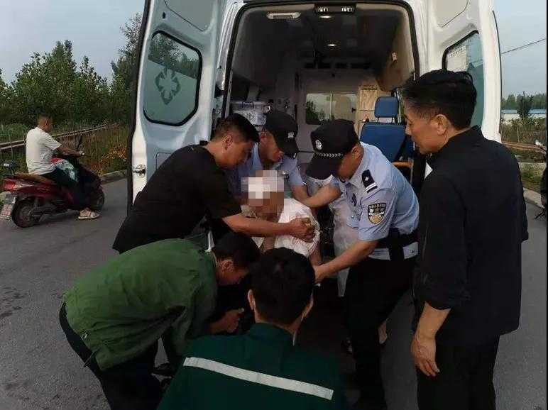 【我为群众办实事】警徽在这里闪光……(图2) 【我为群众办实事】警徽在这里闪光……(图2)