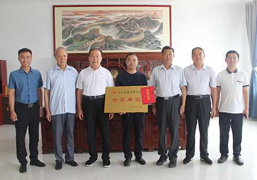 鲁岳公司被授予“儒商研究会会员单位”荣誉称号(图1) 鲁岳公司被授予“儒商研究会会员单位”荣誉称号(图1)