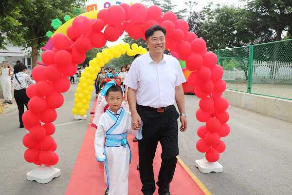 兴蒙幼儿园举办“筑梦飞扬 未来可期”2018级大班毕业典礼活动(图1) 兴蒙幼儿园举办“筑梦飞扬 未来可期”2018级大班毕业典礼活动(图1)