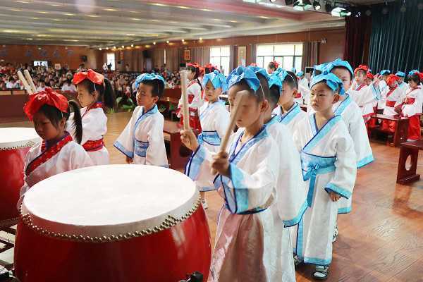 兴蒙幼儿园举办“筑梦飞扬 未来可期”2018级大班毕业典礼活动(图2) 兴蒙幼儿园举办“筑梦飞扬 未来可期”2018级大班毕业典礼活动(图2)