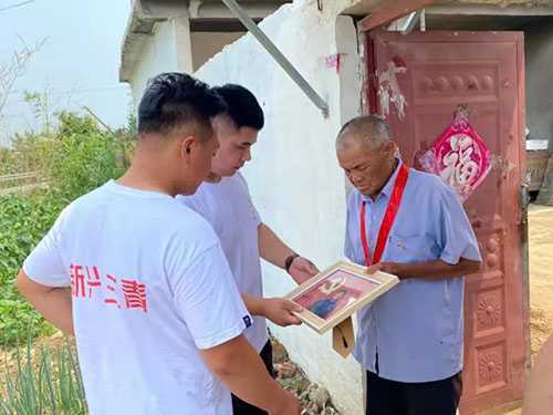 新兴镇“三青”人员向老党员们送特殊的“礼物”(图1) 新兴镇“三青”人员向老党员们送特殊的“礼物”(图1)
