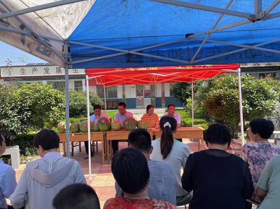 老池浴村举办第二届西瓜节(图1) 老池浴村举办第二届西瓜节(图1)