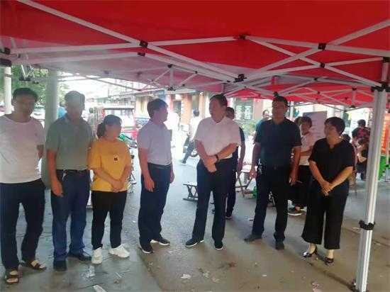 平邑街道主要领导到各接种点走访慰问医护人员(图2)