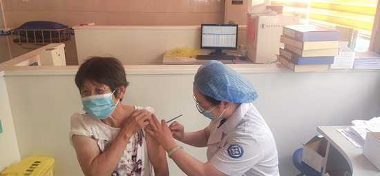 铜石镇三到位三覆盖 筑牢疫苗接种防护网(图2) 铜石镇三到位三覆盖 筑牢疫苗接种防护网(图2)