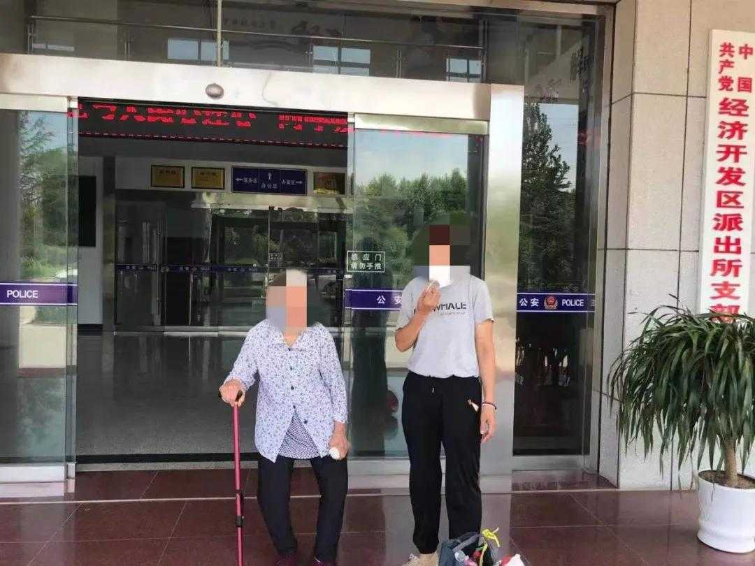 两老人遇险 民警紧急出手相助(图1) 两老人遇险 民警紧急出手相助(图1)