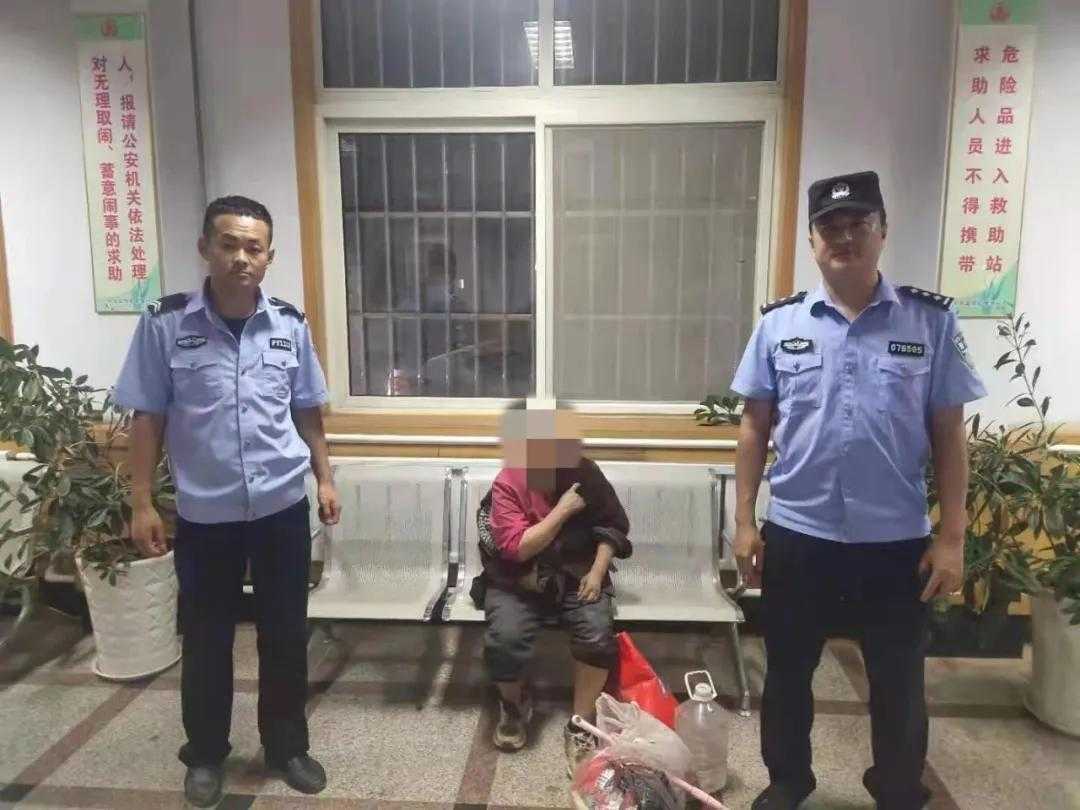 两老人遇险 民警紧急出手相助(图2) 两老人遇险 民警紧急出手相助(图2)