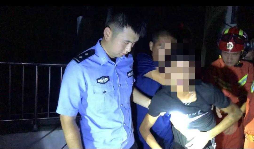 年轻男子轻生命悬一线 公安民警奋战成功救援(图1) 年轻男子轻生命悬一线 公安民警奋战成功救援(图1)