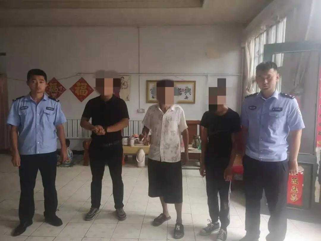 年轻男子轻生命悬一线 公安民警奋战成功救援(图2) 年轻男子轻生命悬一线 公安民警奋战成功救援(图2)