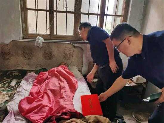 夏成光走访慰问老复员军人(图2)