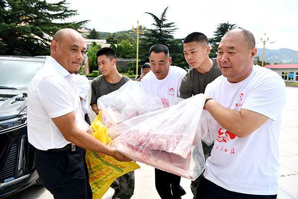 看望人民子弟兵 增进军民鱼水情 (图2) 看望人民子弟兵 增进军民鱼水情 (图2)