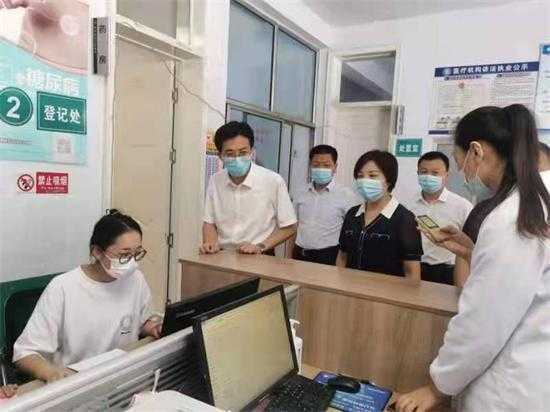 陈士贤到平邑街道督导疫苗接种及疫情防控工作(图1)