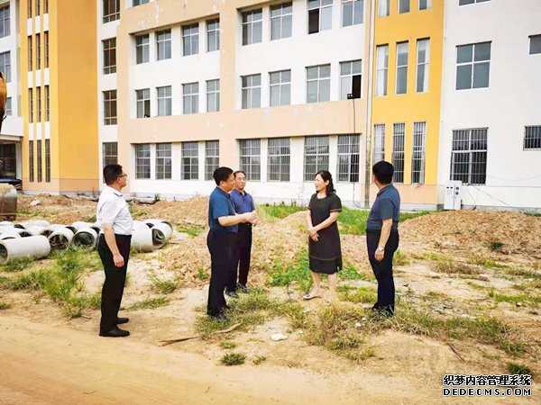 张晓华到地方镇督导新中心小学迁建工程情况(图1) 张晓华到地方镇督导新中心小学迁建工程情况(图1)