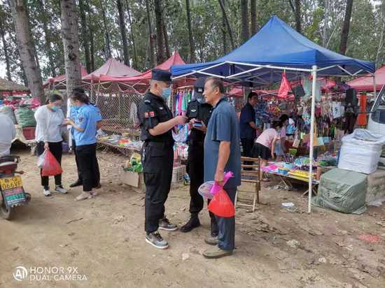 防诈骗宣传活动走入铜石大集(图1) 防诈骗宣传活动走入铜石大集(图1)