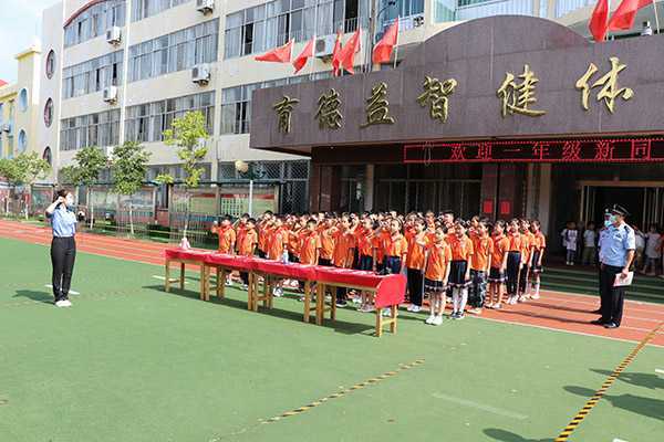 拉起安全“警戒线” 增强爱路自觉性(图2) 拉起安全“警戒线” 增强爱路自觉性(图2)